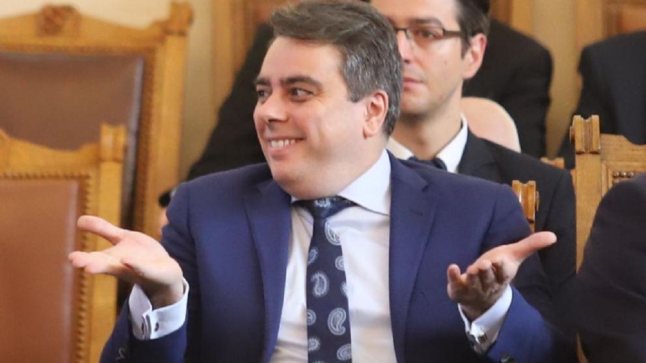 ГЕРБ научили от медиите, че Асен Василев ще тегли нов дълг