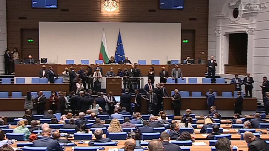 ИТН и „Възраждане“ блокираха парламента и спряха закон за затварянето на въглищните ни централи
